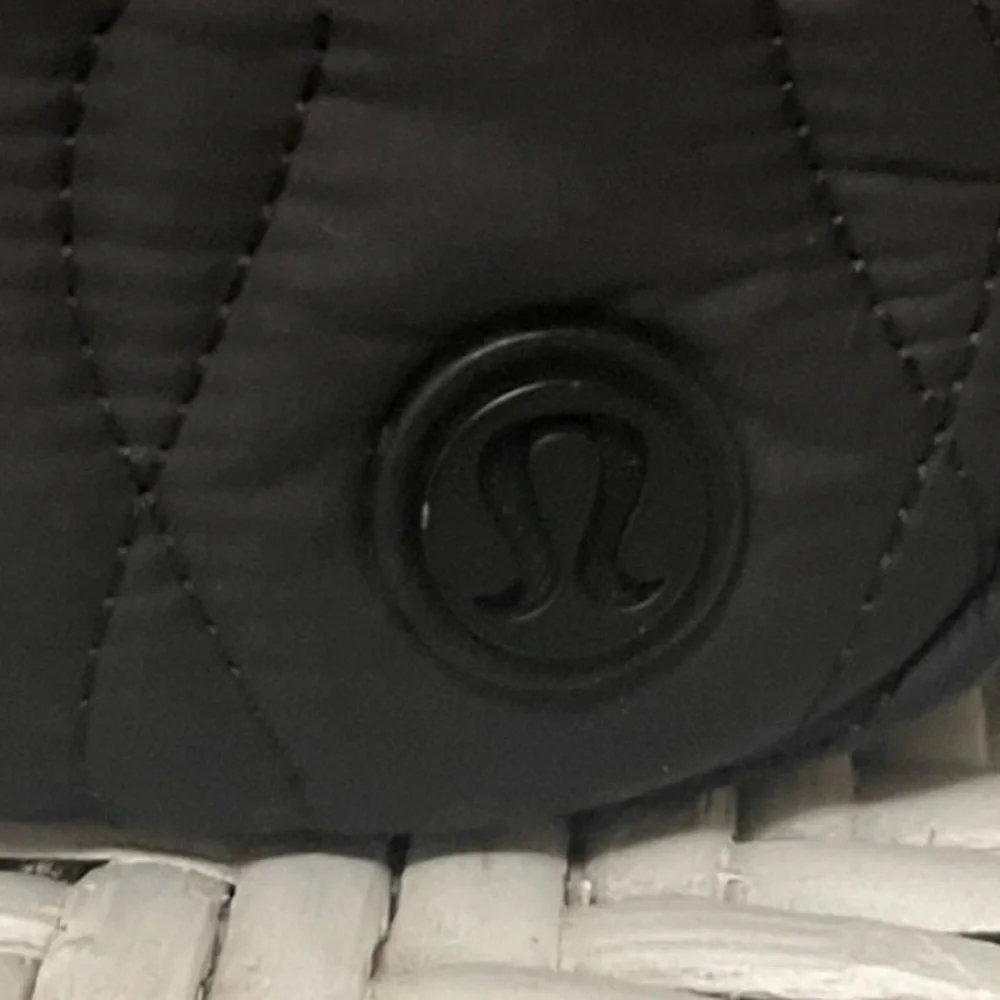 🍋🦄 LIKE NEW Lululemon Quilted Embrace 4L Crossbody Bag in Black (Looks GRAY)